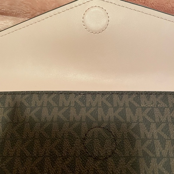 Michael Kors Jet Set Signature Clutch new without tags - Picture 3 of 8